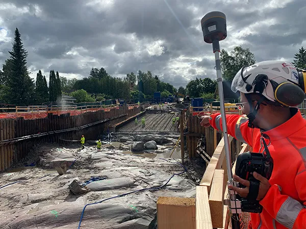 GeoDeals mättekniker med 3D-laserskanner vid en byggarbetsplats