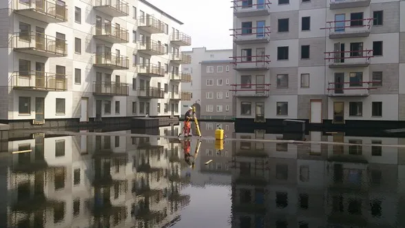 Inmätning med GNSS-stång vid nybyggda flerbostadshus