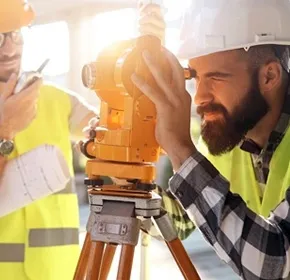 Mättekniker avväger med precisionsinstrument