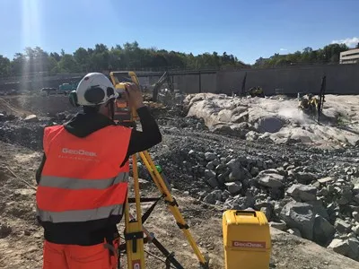 GeoDeals mättekniker sätter ut med totalstation på sprängd bergyta